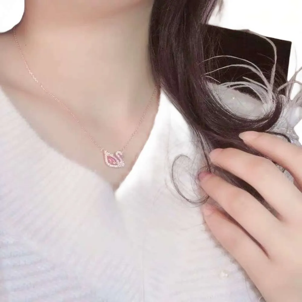 سواروفسكي قلادة مصممة النساء الجودة الأصلية S925 Silver Black Swan Necklace Romantic Romantic Pink Swan Giftiile Gift