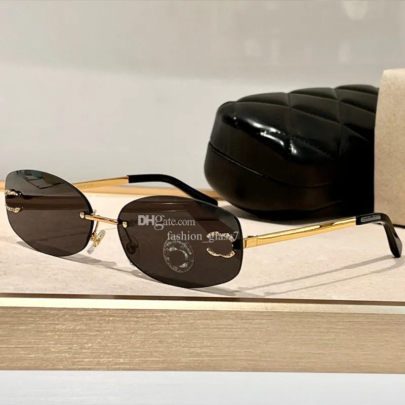Womens Luxury Oval Frame Solglasögon Fashionabla Crystal Lenss Högkvalitativa ramlösa metalllinsben finns i flera färger med Box CH71658