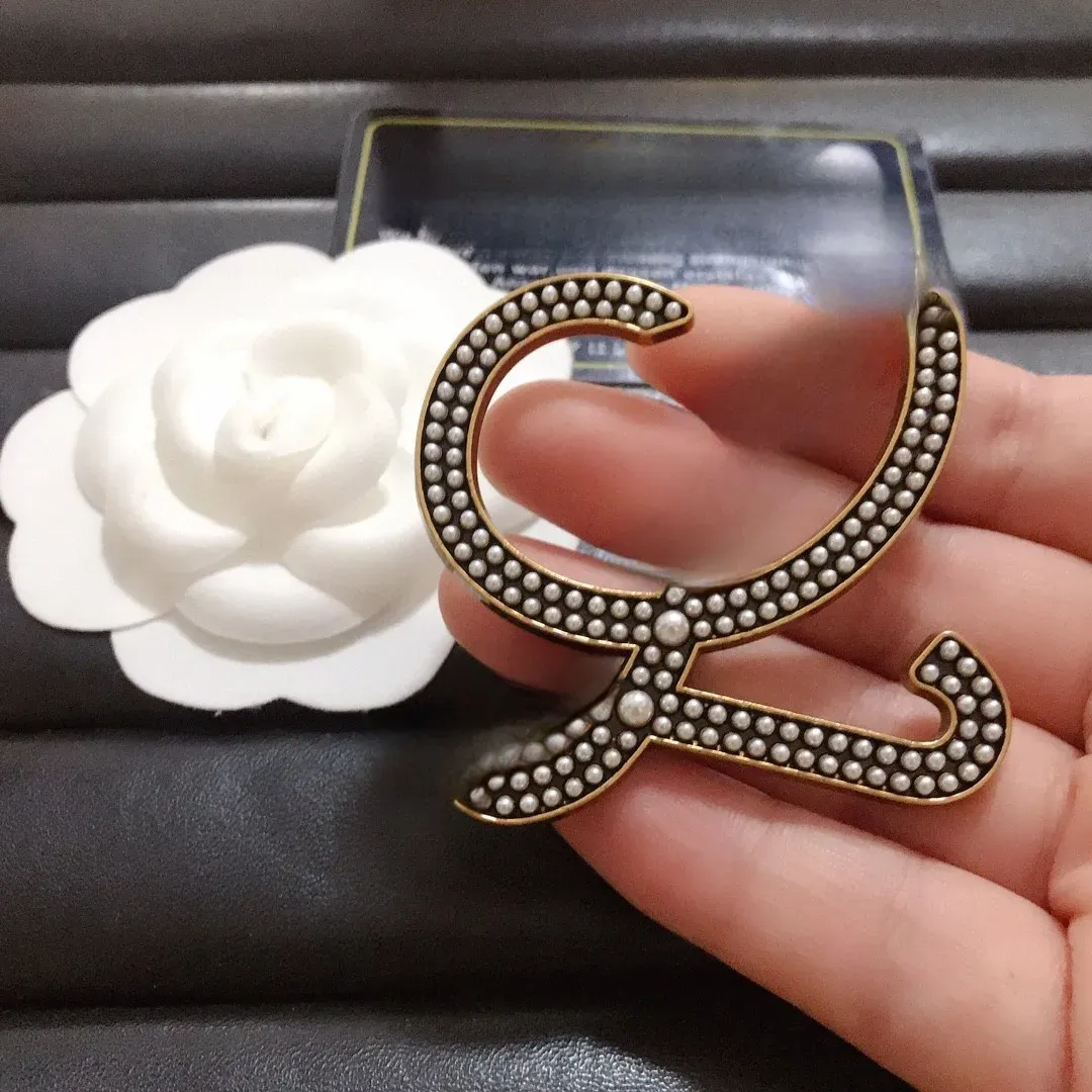 Luxury women's designer brooch brand minimalist letter brooch women's jewelry gold brooch classic scarf set party dress accessories v