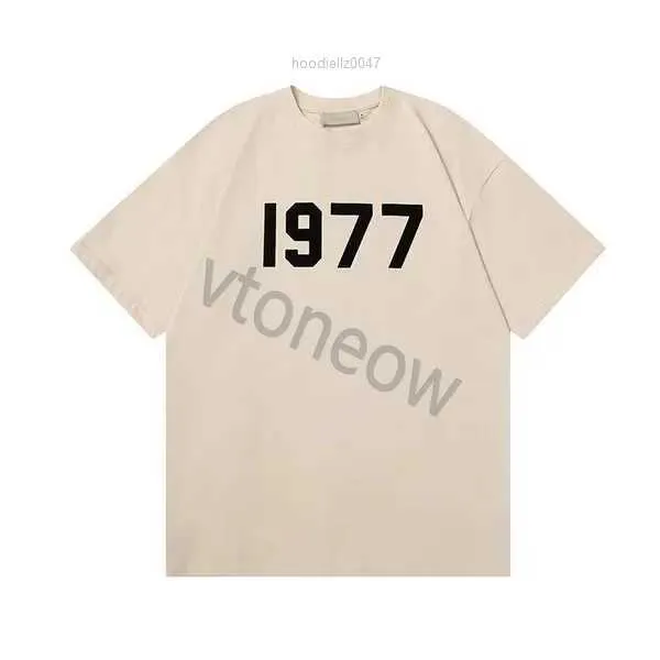 21SS Designer Tide T Shirts 1977 Bröstbrev Laminerad tryck Kort ärm High Street Löst överdimensionerad casual T-shirt 100% bomullstoppar för män och kvinnor Essentail TS