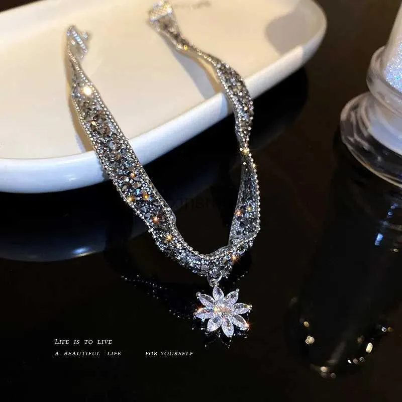 Chokers Fashion Crystal Ice Flower Pendant Halsband Glitter Justerbar metallkedja Kvinnor Chic Punk Choker CLAVICLE Kedjan Neck smycken YQ240201