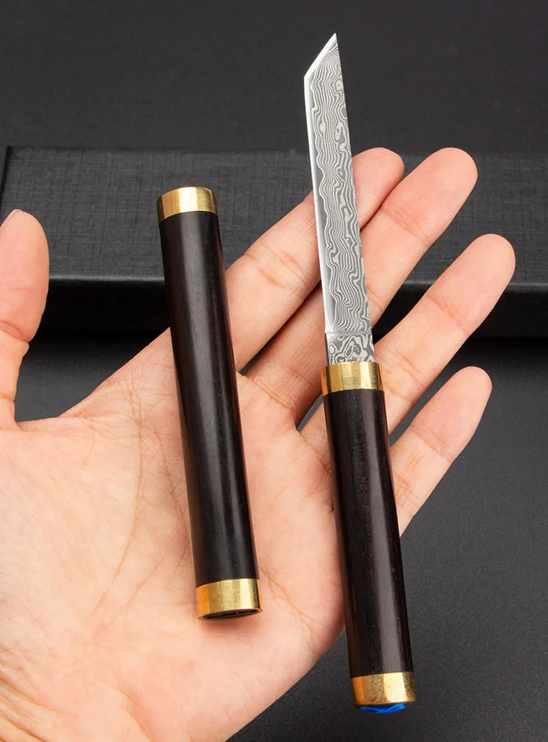 2024 Nuovo piccolo coltello a lama fissa in Damasco Tanto Point Blade in legno con manico in ottone Testa di campeggio esterna Escursionismo Coltelli dritti tascabili EDC Miglior regalo