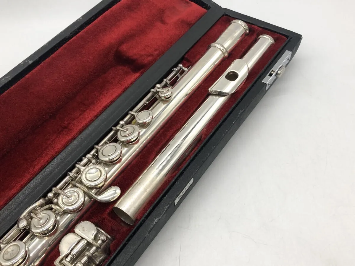 YFL 511 FLUTE with hardcase sa same of the pictures