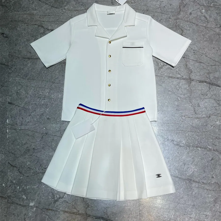 Conjunto de dos piezas para mujer Vestido de diseñador Vestido blanco de verano Minimalista Letra americana Hebilla de hardware Hebilla de manga corta Falda plisada de cintura alta