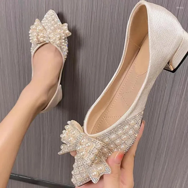 Robe chaussures beurre noeud femmes pompes 2024 été femmes bout pointu mode sandales douce perle mariage confortable peu profond