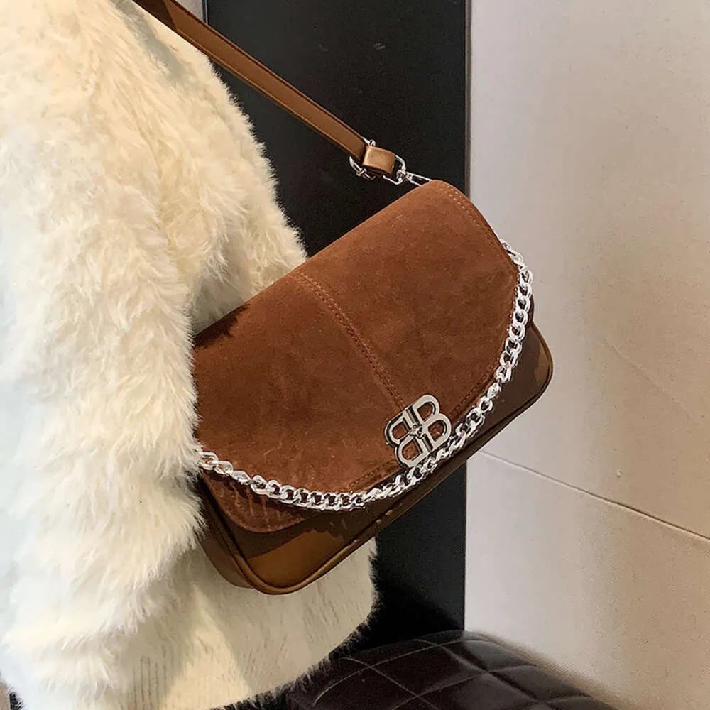 Sac à main en daim populaire de cette année Nouvelles femmes automne et hiver Style étranger polyvalent bandoulière capable petit sac carré 2024 78% de réduction sur le magasin de gros