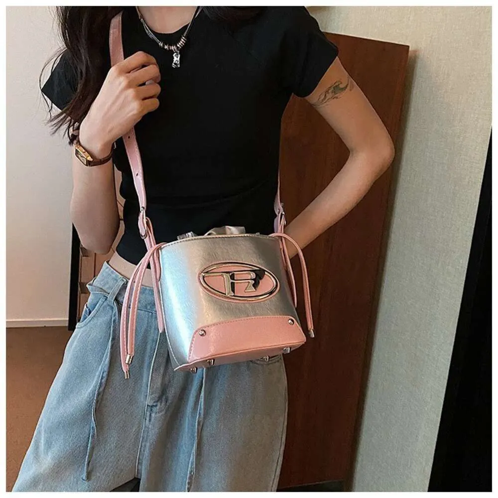 Popular, pequeño, nuevo nicho, color contrastante, tendencia, bolso de hombro para mujer, bolso tipo cubo simple y elegante, 2024, 78% de descuento en tienda al por mayor