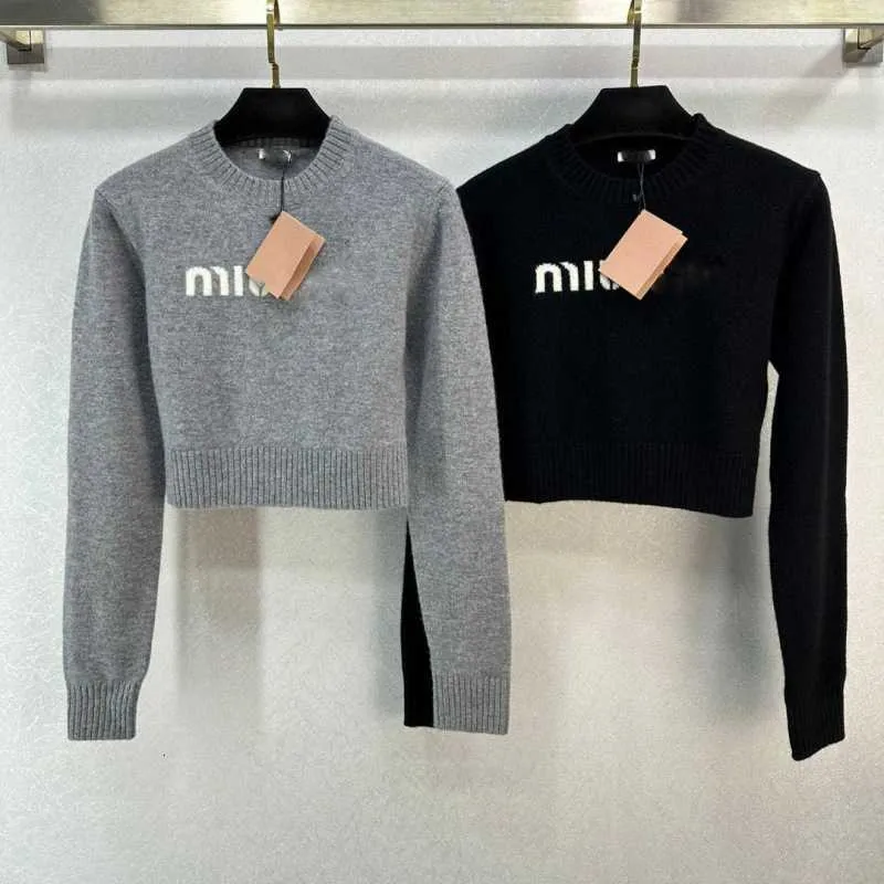 2023 Autumn/Winter New Miu Nanyou High Setting and Age Reducing Girl Style Letter Brodery Fashionable Round Neck Kort stickad skjorta
