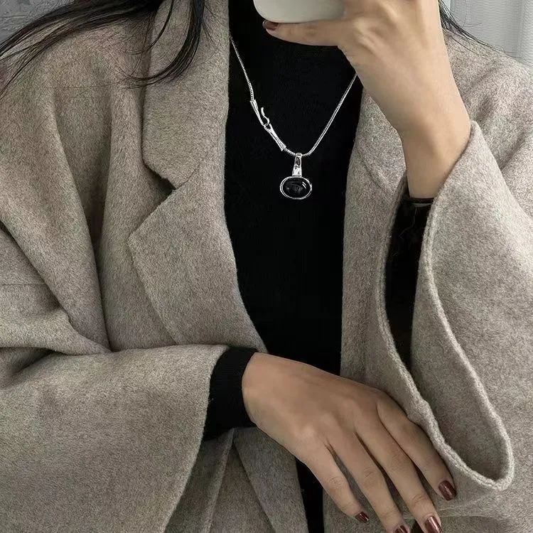 Designer Autumn/Winter Oval Black Mamma Brain Pendant Snake Bone Sweater Chain with High Grade and Personalized Unique Necklace Popular in 2024