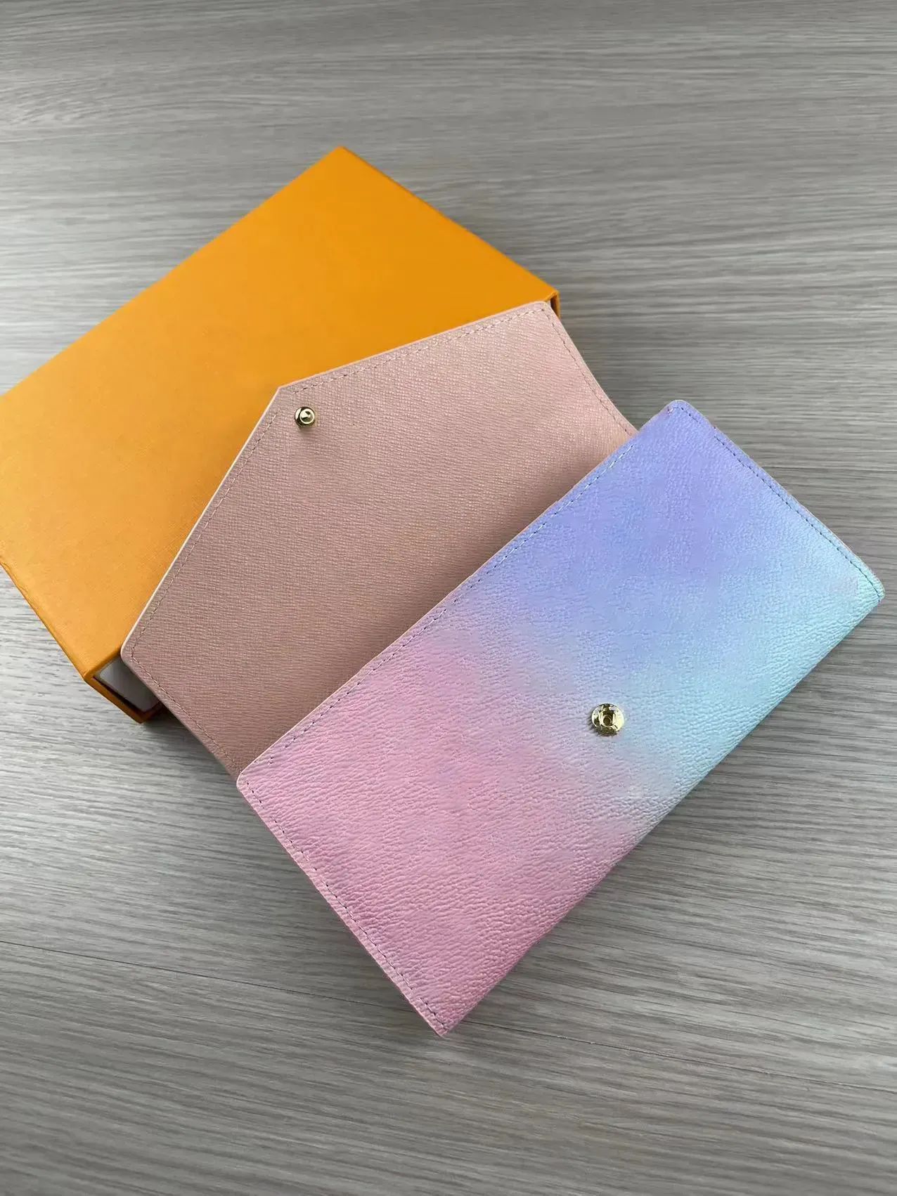 Diseñador de moda Mujer 3 colores Color degradado Carteras largas Bolso de pulsera de lujo Monedero iridiscente Pasaporte ID Titular de la tarjeta de crédito Cuero artificial con caja