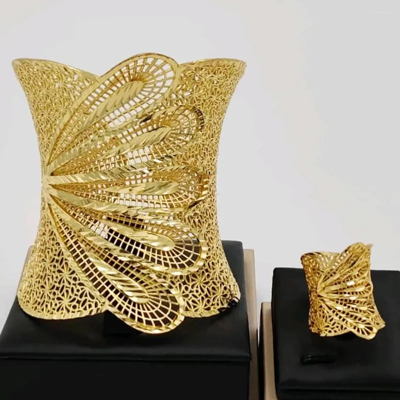 Halsbandörhängen Set guldpläterade armband med ring för kvinnor Dubai Charm Flower Armband smycken Arabiska bröllopsfest Bankettgåva