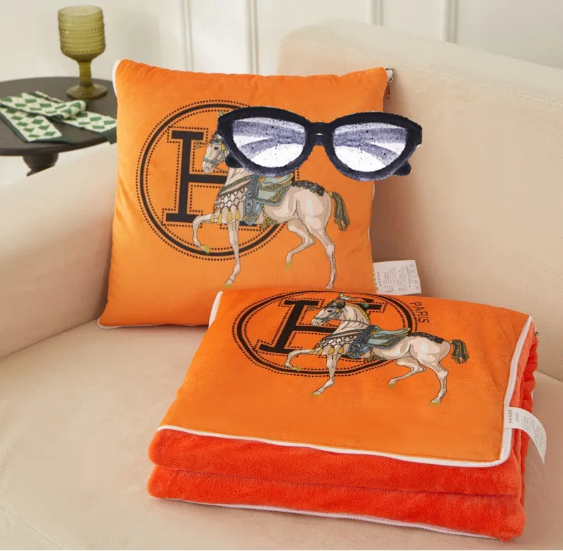 Nueva almohada con diseño de caballo de lujo, manta para sofá o coche, Animal de dibujos animados encantador 2 en 1, colcha de viaje, aire acondicionado, cojines para oficina