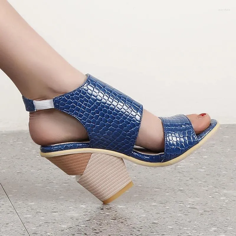 青い夏の女性の濃厚なかかとを備えたサンダルの木製穀物の斜面特大の足の通気性のある靴