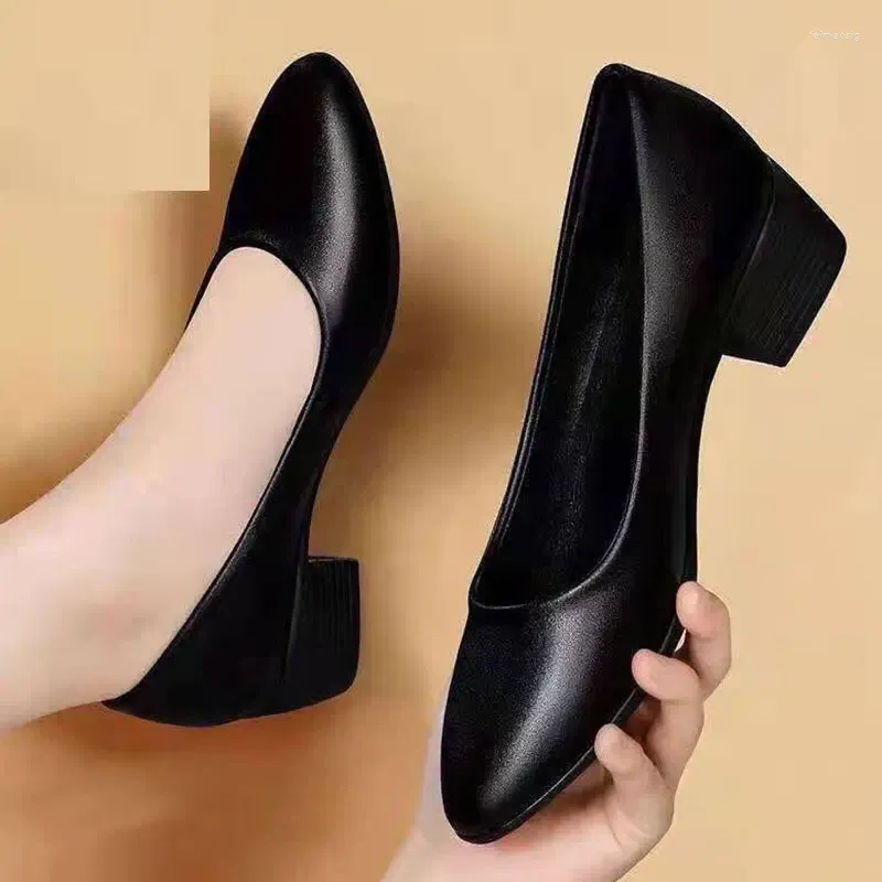 Chaussures habillées en cuir noir pour femmes avec talons épais et semelles souples pour un travail confortable