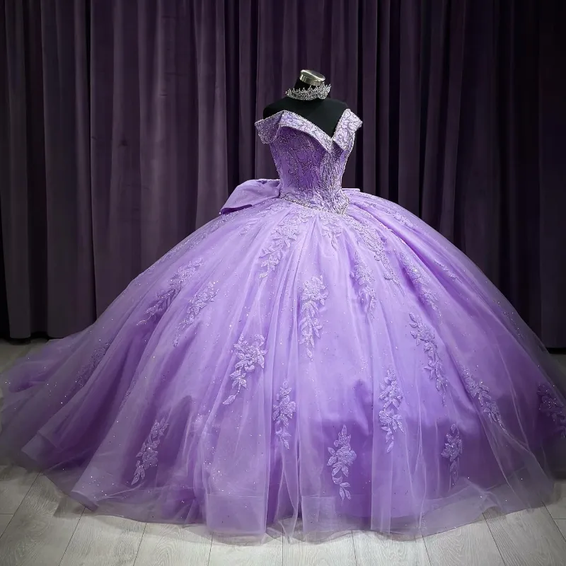 Lavendel lila glänsande quinceanera klänning från axel spets applikation paljetter pärlor mexikanska söta 16 vestidos de xv 15 anos