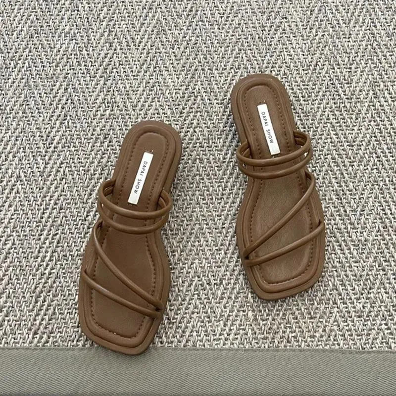 Slipare kvinnor Romlägenheter sommaren 2024 Öppen Toe Beach Flip Flops klänning Walking Shoes Fad Outdoor Slingback Sandaler Kvinnliga bilder