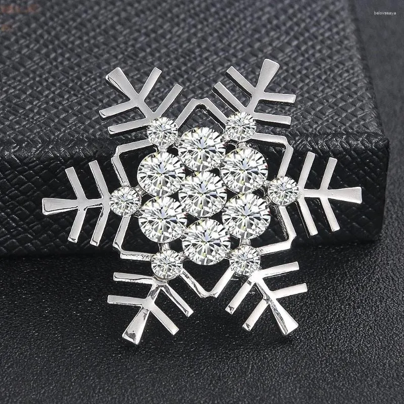 Broschen Weihnachten Schneeflocken Blume Metall Brosche Inlay glänzend Zirkon Abzeichen Corsage Pins Anzug benutzerdefinierte Revers Handwerk DIY Canvas Tasche Schmuck