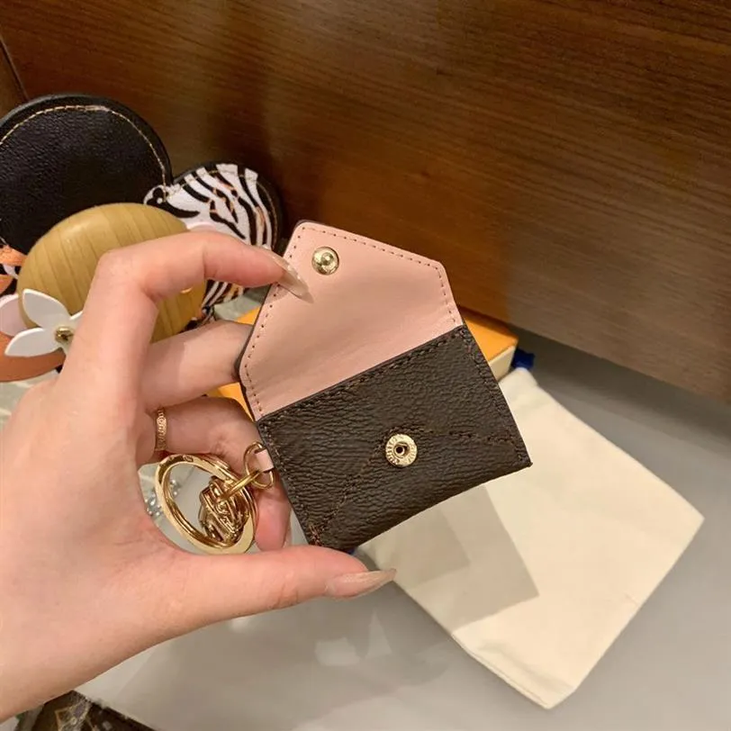 Tasarımcı Mektup Cüzdan Keychain Keyasyon Moda Çanta Kolye Araba Zinciri Cazibesi Kahverengi Çiçek Mini Çanta Biblo Hediyeleri Aksesuarları 2234