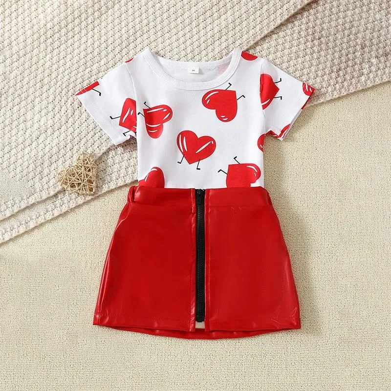 Kläduppsättningar Valentins dag Småbarn Baby Girls Two Piece Outfits Heart Print Kort ärmstoppar och dragkolon Set Summer Clothes