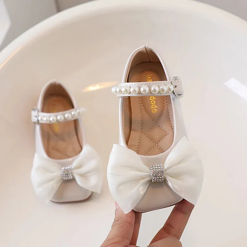 Свадебная обувь с цветочным рисунком для девочек, детские туфли на плоской подошве с бусинами, туфли Мэри Джейн, туфли принцессы с жемчужным ремешком, модельные туфли, танцевальная вечеринка для малышей 240124