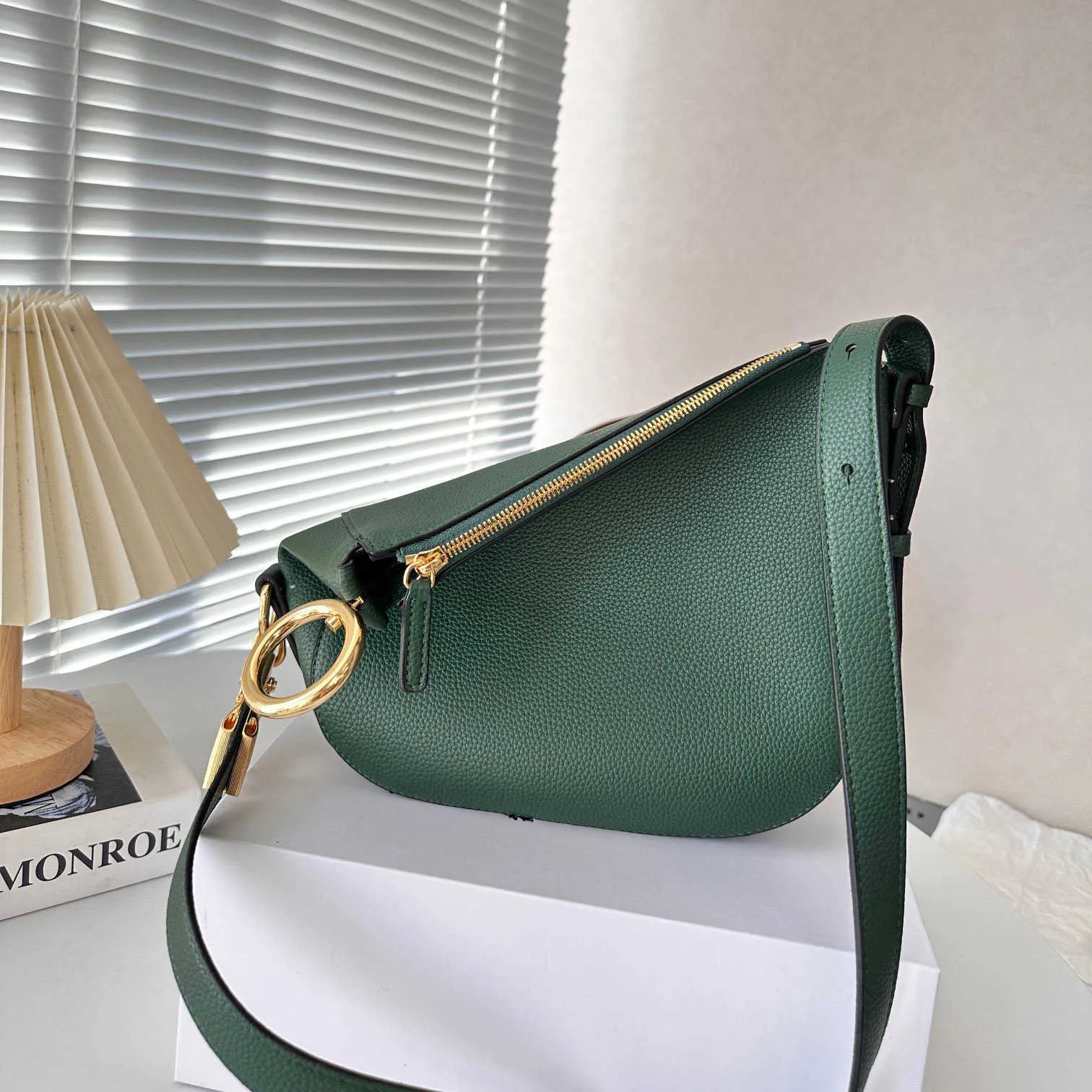 Simple Shoulder Bags Leather Designer Women Handbags early spring womens knight BAG Horse shape buckle box tofu Bag Fashion lock stripe 240115