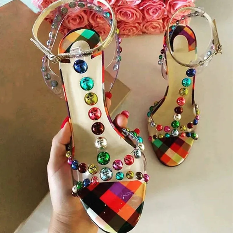 Sandalias de tacón alto con tachuelas de colores, sandalias con tiras en T y tachuelas de arcoíris, zapatos de verano para mujer, sandalias de mujer de PVC con cuentas adornadas 240201