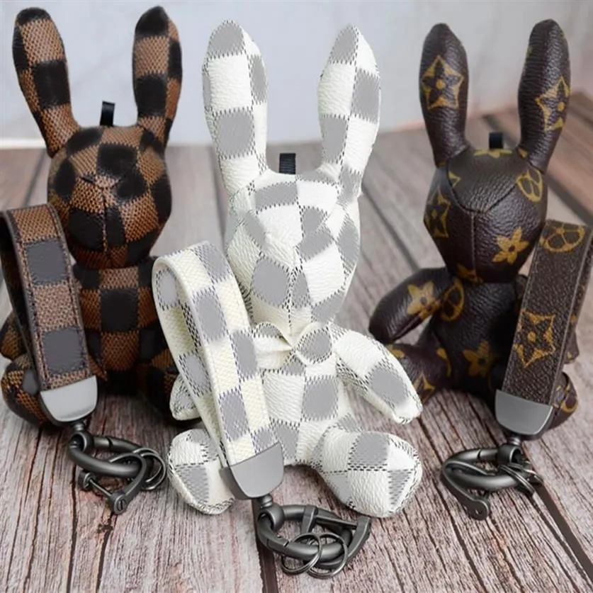 High-End Designer Cartoon Rabbit Car Key Rings Bag Pendant Charm Keychain Jewelry Grid Flower Printed Holder Women Män mode LEA353V