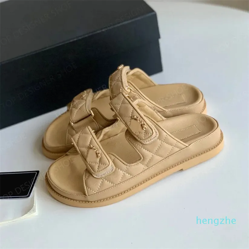 Cuir à bout ouvert Diapositives plates Pantoufle Ladie Tissu Lettre Boucle Sandales Chaussures de plage plates Pantoufles de créateurs pour femmes Chaussures de marche