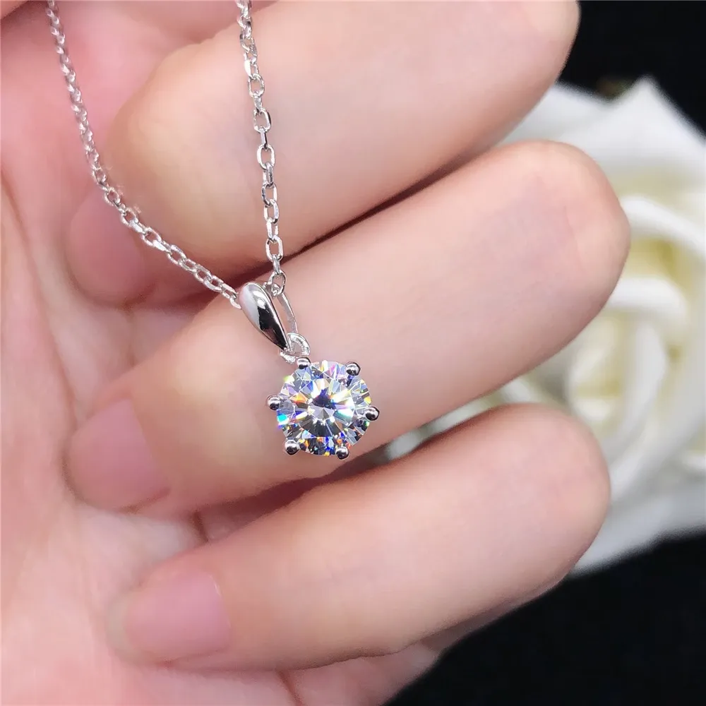 Necklaces Certificed 18K White Gold Pendant 0.5CT 1CT 2CT Moissanite Wedding Pendant Necklace For Lady Beautiful Birthday Gift With Box