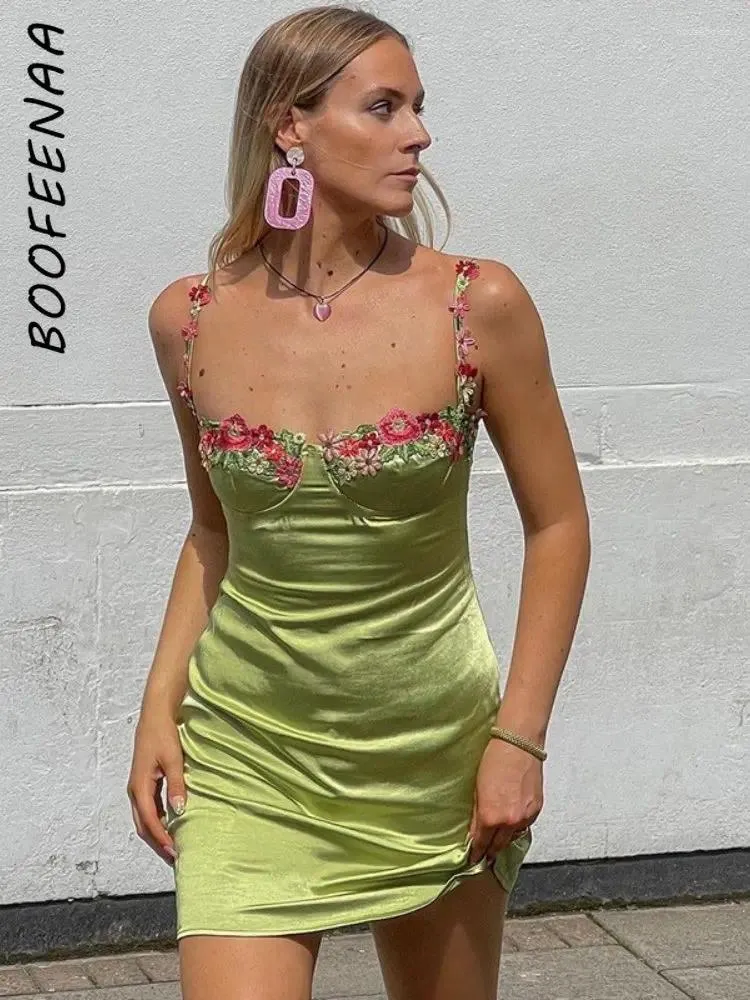 Casual Dresses Boofeenaa Sexig semester Backless Mini Floral broderad satinslipklänning 2024 Summer Outfits Women Resort Wear C69-CI10