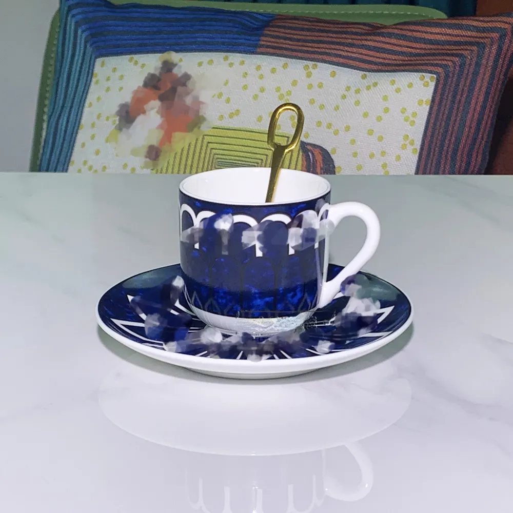 Set di tazze e piattini di design Tazza da caffè e piattino in ceramica blu Tazza squisita in stile europeo creativo di lusso con piattino