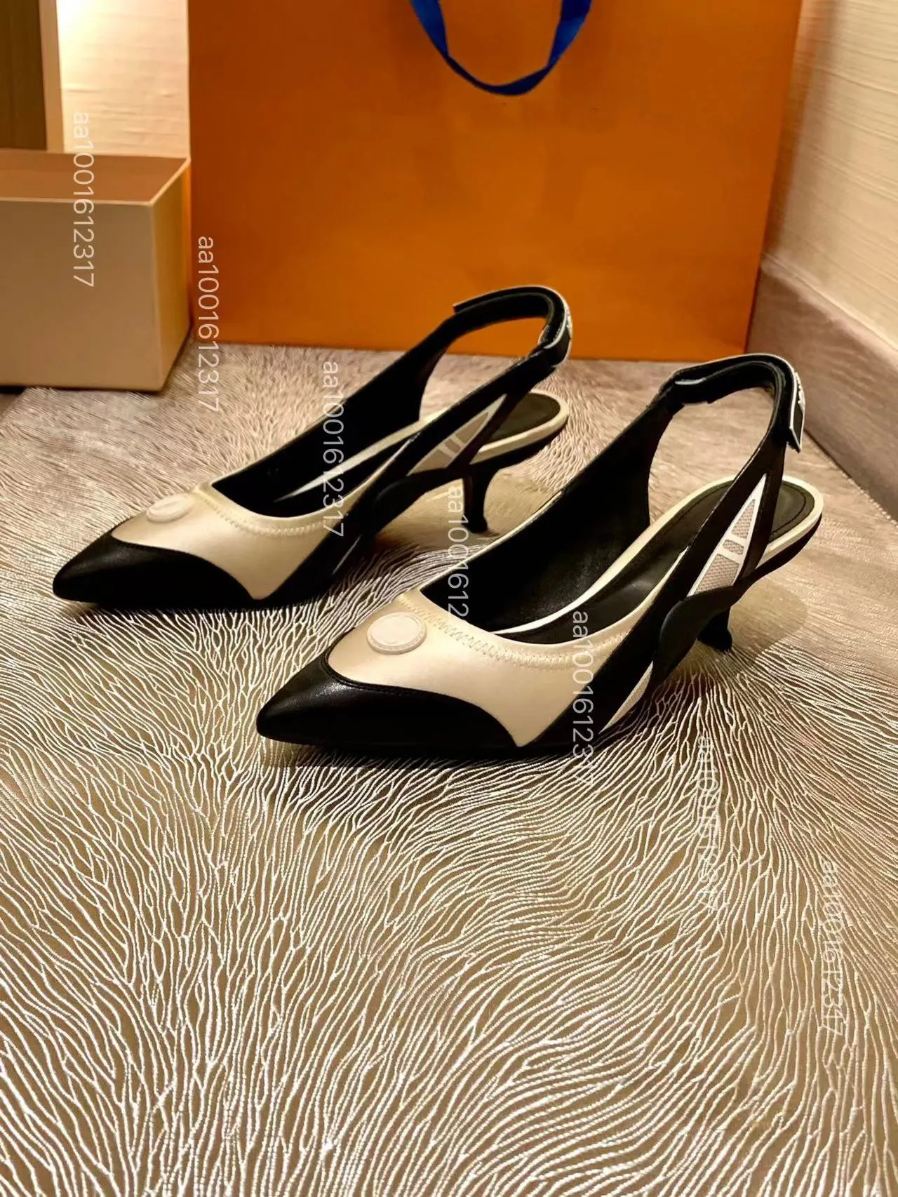 Buzağı Patent Deri Slingback Pompalar Metal Tonya Taşıyılmış Sandalet Yavru Kedi Topuk Kadınlar Lüks Tasarımcı Ayak Ayak Parçası Ayakkabılar Fabrika Ayakkabı 35-41