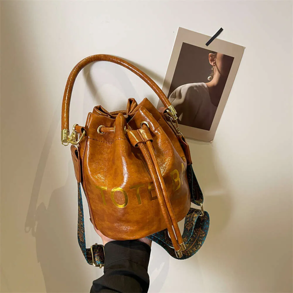 Kvinnors Autumn New Able och minimalistiska hinkar med en västerländsk axel för fritids pendlare Crossbody Bag 2024 78% rabatt på butik grossist