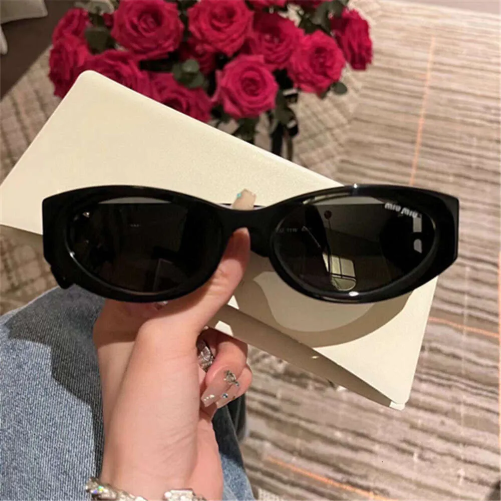 2023 Nuevo Miu Gafas de sol con placa de moda para mujer Ojos de gato Metal plano SMU11W