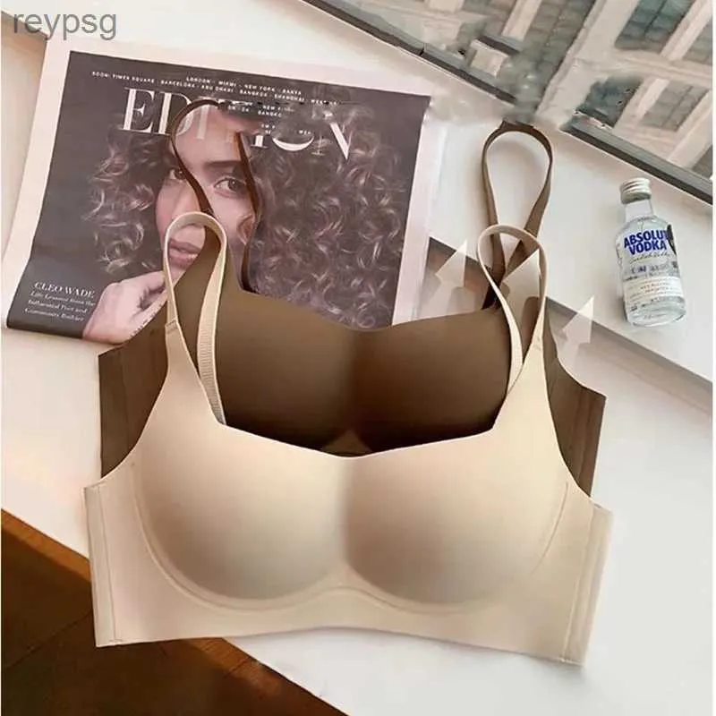 Kvinnors trosor Bras sömlösa molnliknande nakna underkläder Kvinnor Small Breast Push-up Soft Wire-Free Breast Reducing Bra YQ240203