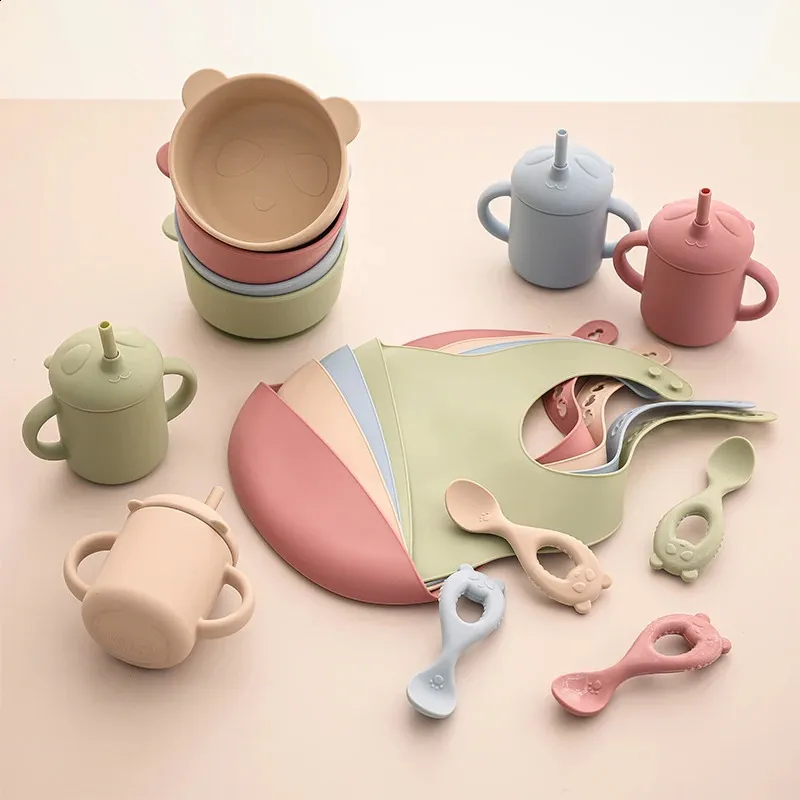 4 Teile/satz Baby Silikon Teller Löffel Set Fütterung Bogen Lätzchen Tischset Gabel Tasse Liefert für Kinder 240131