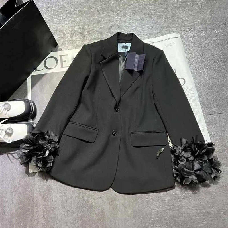 بدلات المصممة للنساء بليزرز 2024 أوائل الربيع الجديد PRA New Pra Black Feather Handmade Lace Sleeve Clining Minimalist Suiter Suit Coat 2BVC