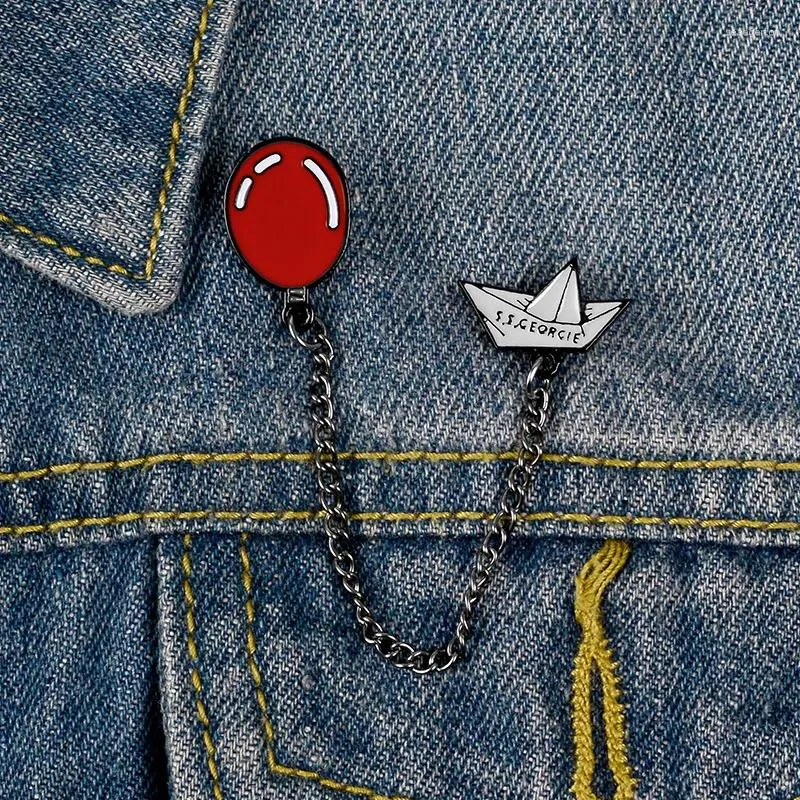 Brooches Boat Red Balloon Metal Chain Pins Halloween Horror SS Georgie Badge Brooch Lapel Pin Backpack Collar Hat Women Men Jewelry