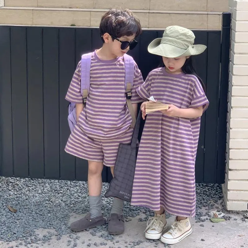 Zestawy odzieży 5989c Ubrania dziecięce 2024 Sumped Striped Boy's Suit Thirts lub dziewczyna fioletowa sukienka brat i siostra
