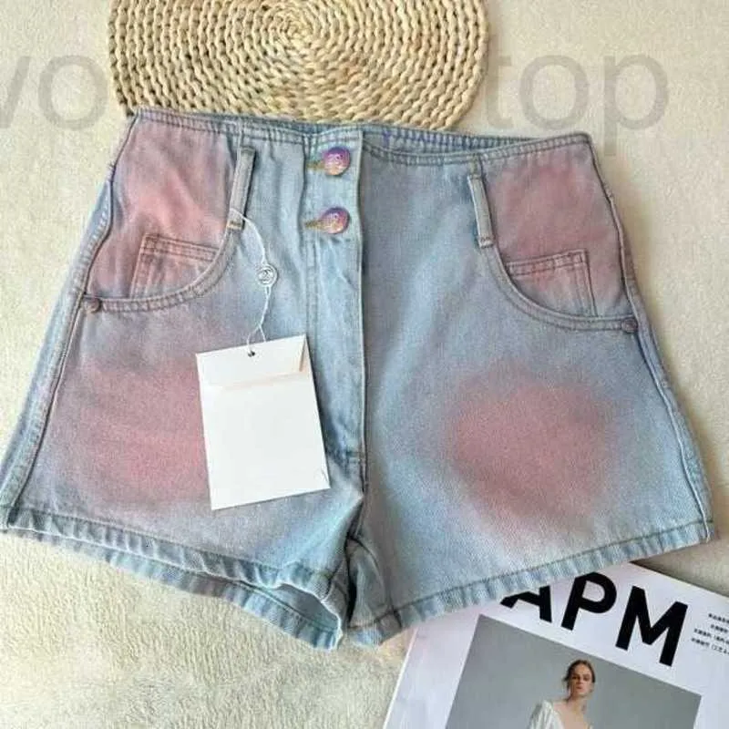 Women's Jeans Designer Xiaoxiangfeng 2024 Spring New Colored Hardware Button for Slimming Water Wash Gradient Pink Blue High Waist Shorts Women KLRU