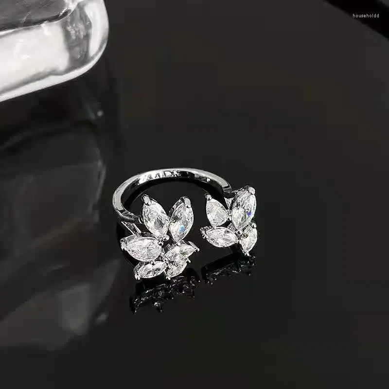 Bagues de cluster Brillian Japon et Corée du Sud Mode AAA Zirconia Feuille Ouverture Bague réglable Bijoux pour femmes 2024 Magasins de mariage