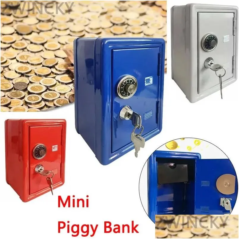 Nyhetsartiklar Hushållens försäkring Box Mini Metal Safe Creative Piggy Bank Key Cabinet Desktop Decoration Money 231225 Drop HomeFavor DH6WH