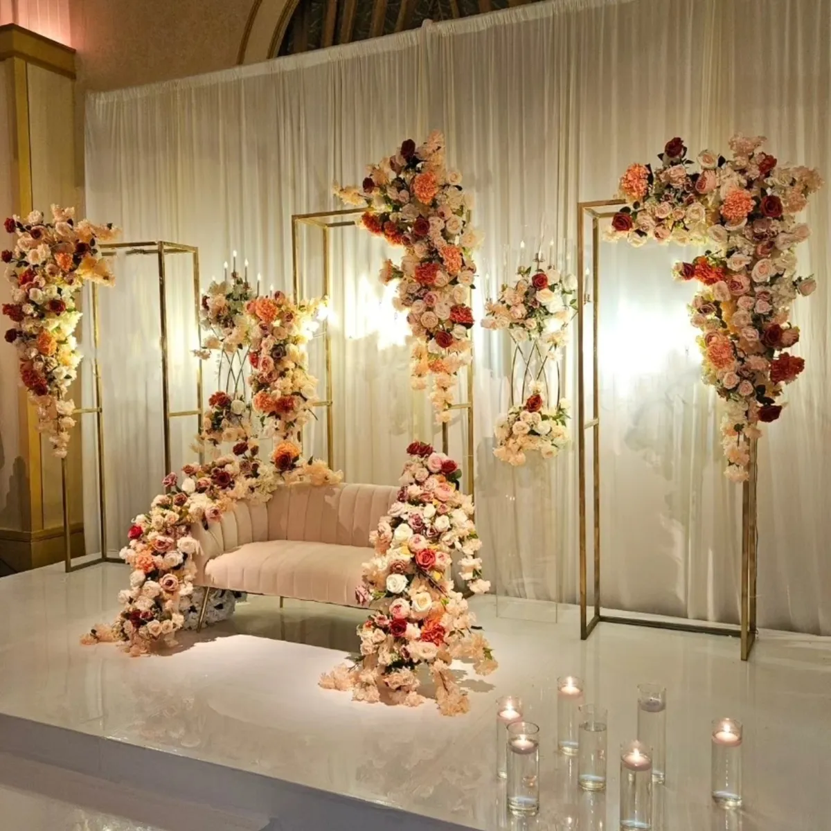 Elegante Arco De Fondo De Pared De Flores De Metal Dorado Soporte  Independiente Para Decoraciones De Eventos De Boda De 689,51 € | DHgate, image size:1200x1200