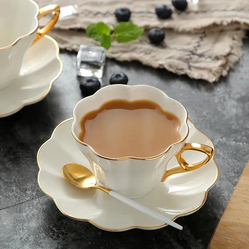 세라믹 우아한 꽃 뼈 차이 커피 컵 접시 세트 흰색 도자기 프놈펜 찻집 홈 카페 에스프레소 240129