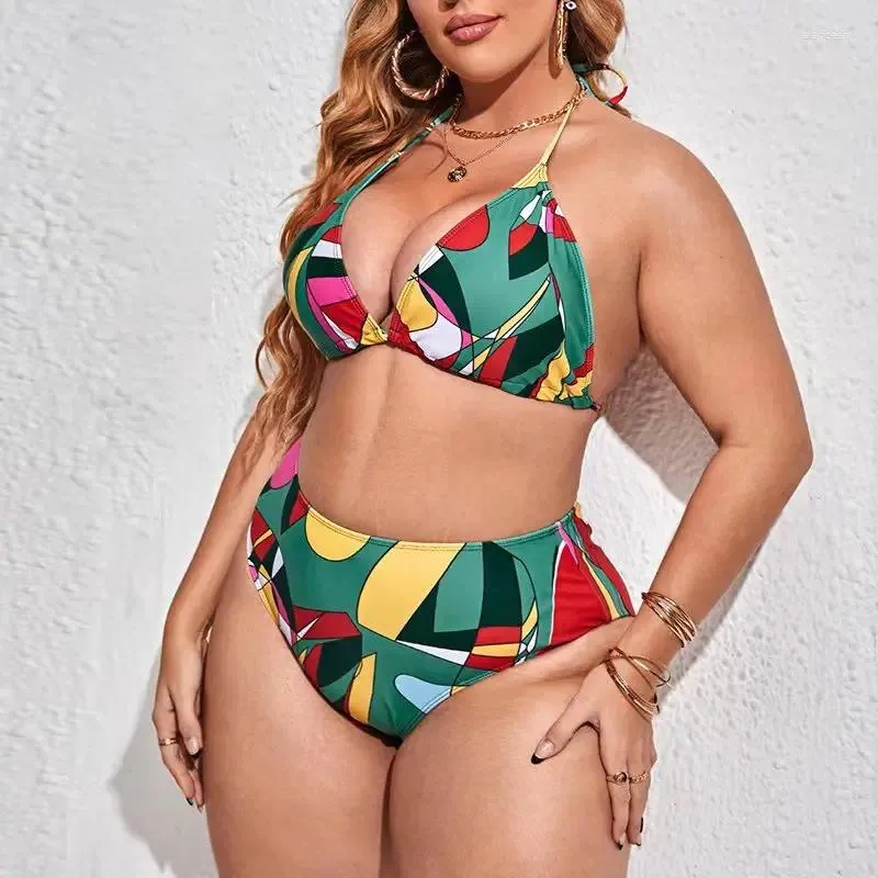 mulher-loura-vestindo-biquini-plus-size-com-estampas-coloridas