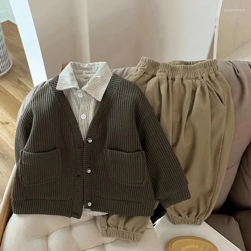Комплекты одежды, корейский весенний комплект из 3 предметов для мальчиков, хлопковая рубашка в полоску, однотонный вязаный кардиган, пальто, эластичные штаны, одежда для малышей