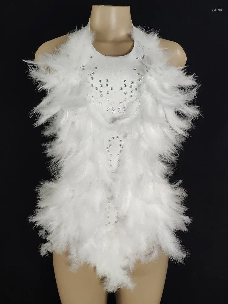 Scena zużycie 2024 Seksowne szelki biała sukienka z pióra kolorowy dhinstone bez pleców kombinezon nocny klub nocny kostium wydajności