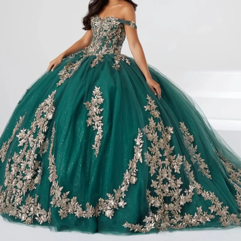 Vert Brillant Quinceanera Robes Robe De Bal Hors Épaule Puffy Sweet 16 Robe Or Applique Dentelle Tull Celebrity Robes De Soirée Graduation