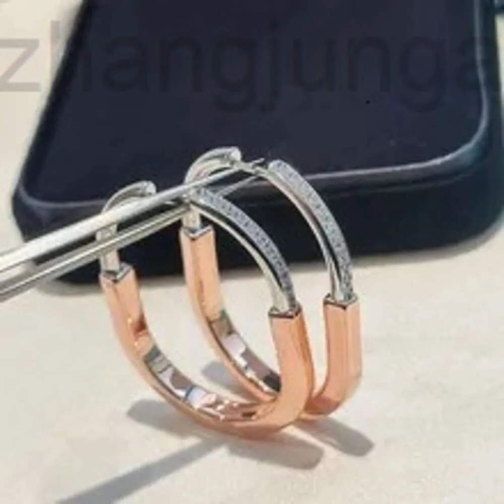 Designer Tiffanyco Jewelry t Family S925 Silver v Gold Material Fashion Versatile Advanced Lock Shaped U-shaped Diamond Earrings