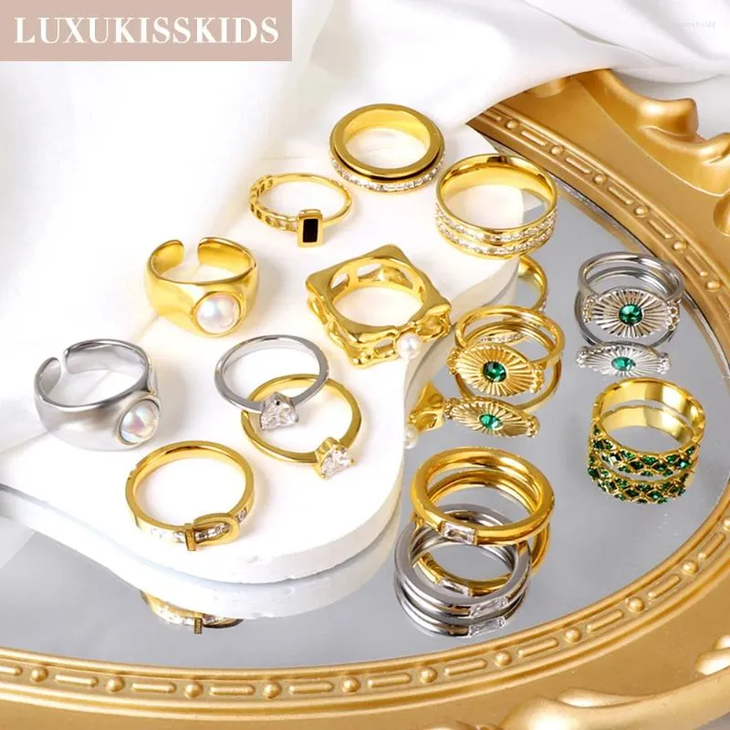 Clusterringen LUXUKISSKIDS Charms Vinger voor vrouw Roestvrij staal Luxe mode-ring Groene steen Duidelijk witte CZ-verlovingssieraden